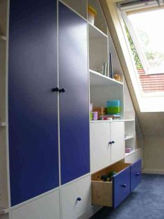 Kinderzimmerschrank in der Dachschräge